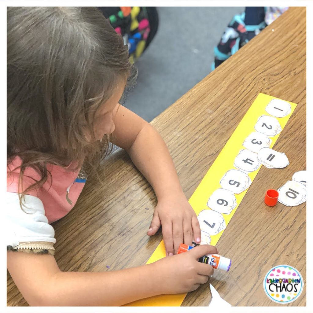 FREE PRINTABLE Number Order Activity that is perfect for the classroom this Fall. Kids will strengthen counting, scissor and coloring skills all with one activity! #pumpkin #numberorder #kindergarten #freeprintable
